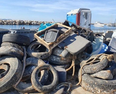 divers déchets: pneus, corde, banquette, pièce métallique extraits du fond marin