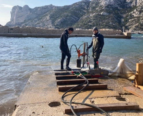 2 plongeurs avec machine et matériel interviennent sur une structure en béton