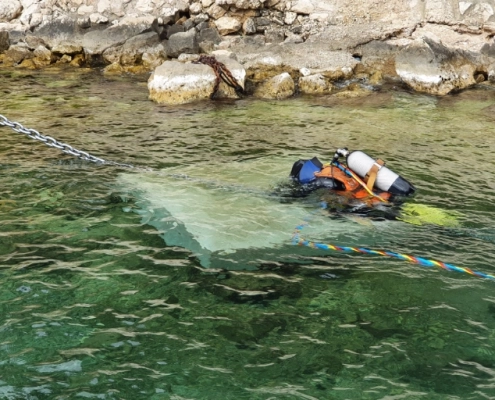 plongeur en immersion intervenant sur un corps mort