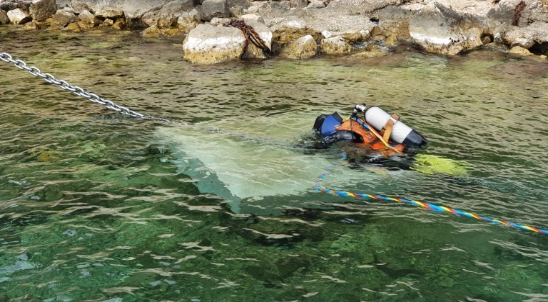 plongeur en immersion intervenant sur un corps mort