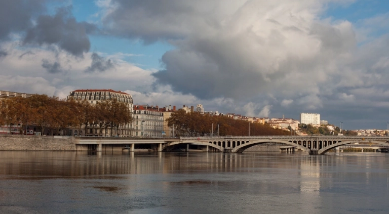 travaux subaquatiques sur jambage d'un pont à lyon