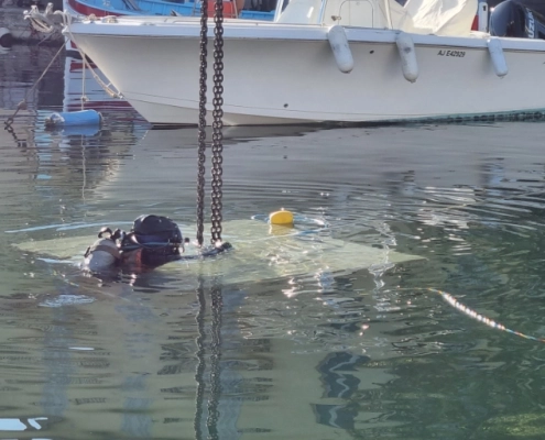 Plongeur inspectant bateau dans un port