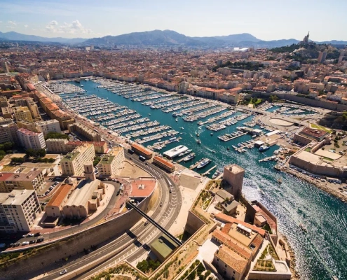 vue de tout le port de plaisance marseillais et du centre ville
