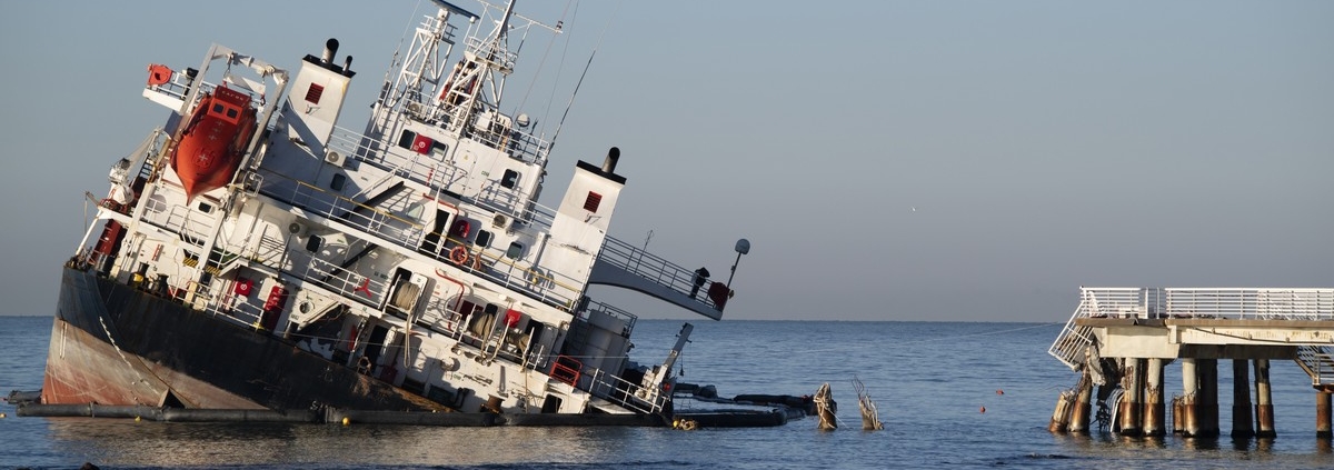 Injonction de retirement de bateau en port de plaisance, opération d'enlèvement d'épave par grue et plongeurs
