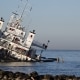 Injonction de retirement de bateau en port de plaisance, opération d'enlèvement d'épave par grue et plongeurs