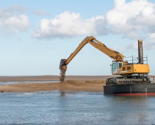 Chantier de travaux maritimes en Méditerranée : quai, coffrage béton et intervention sous-marine
